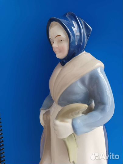 Статуэтка фарфор Женщина с рыбой. ГДР