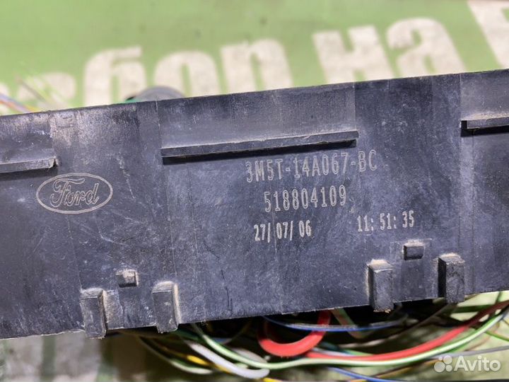 Блок предохранителей под капот Ford Focus 2 2006