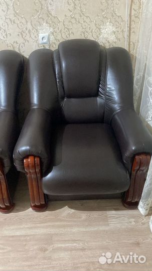 Кожаный диван и 2 кресла