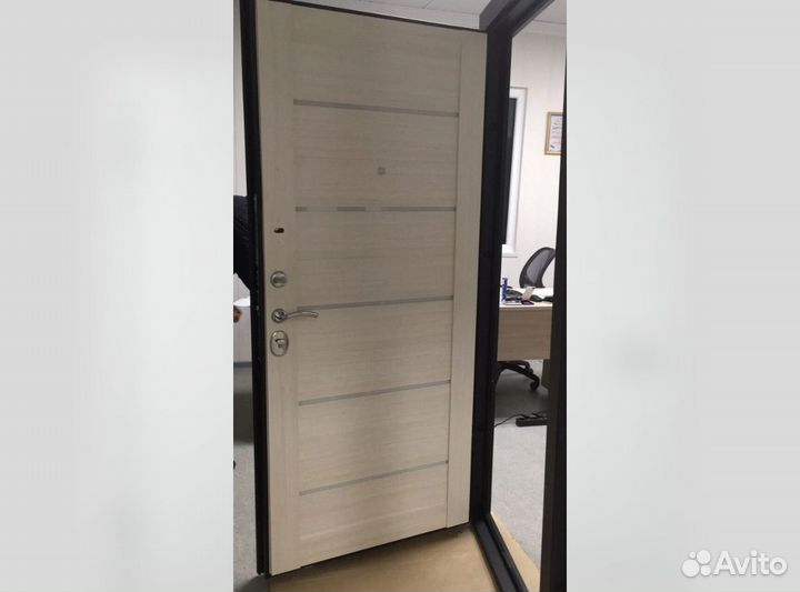 Входная дверь в квартиру металлическая