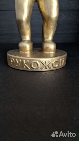 Золотая статуэтка рукожоп из гипса