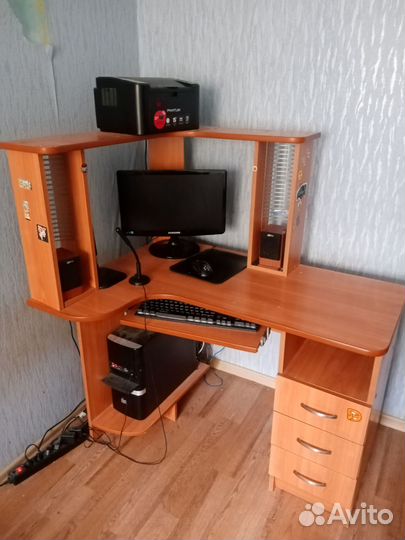 Компьютерный стол угловой