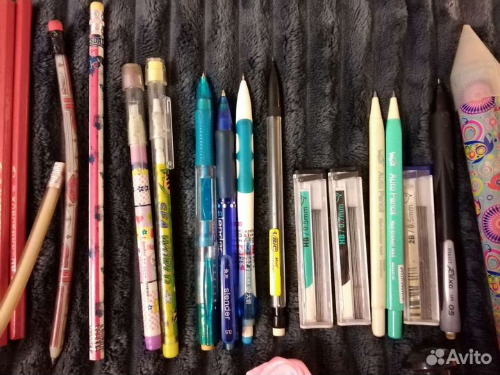 Синие ручки,простые карандаши,ластики,точилки