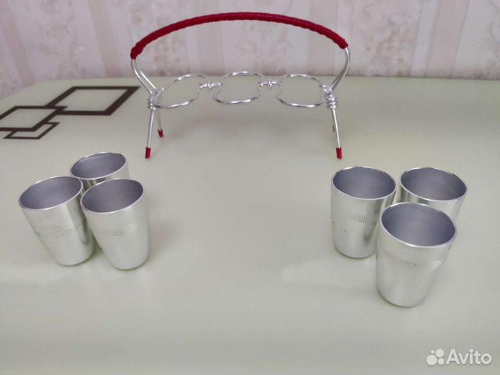 Набор металлических стопок на подставке