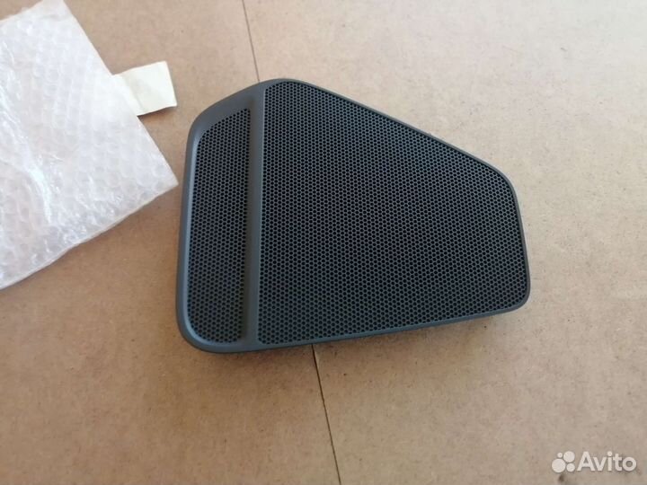 Накладка динамика задняя левая Touareg