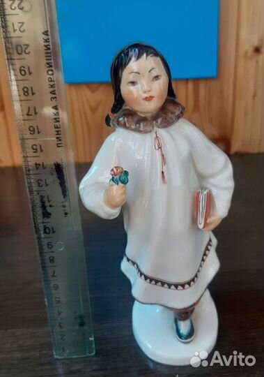Статуэтка фарфоровая 