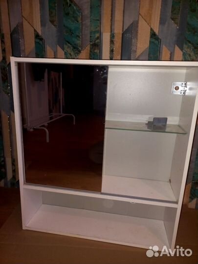 Навесной шкаф с зеркалом