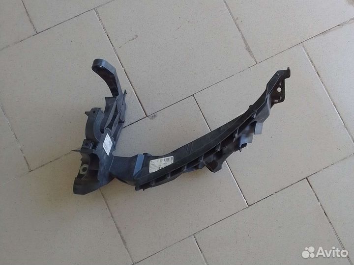 Кронштейн фары Audi A4 2009