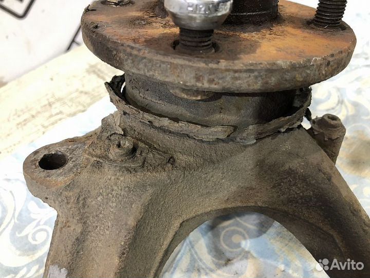 Кулак передний правый Toyota Carina T190