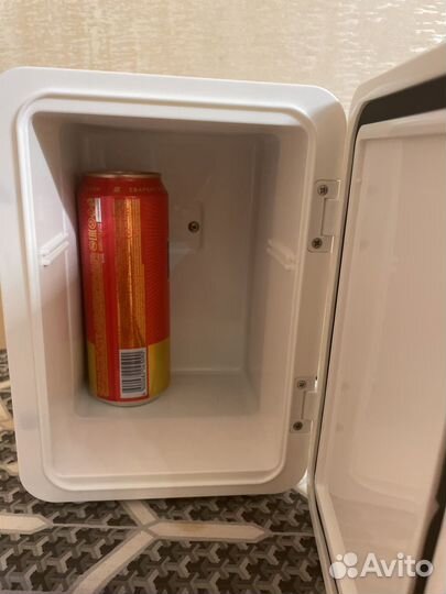 Минихолодильник для напитков или косметики