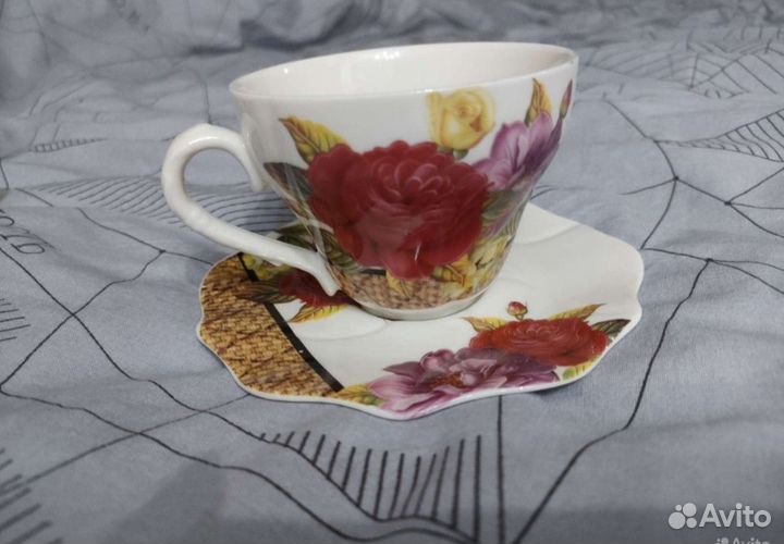 Фарфоровая чашка с блюдцем