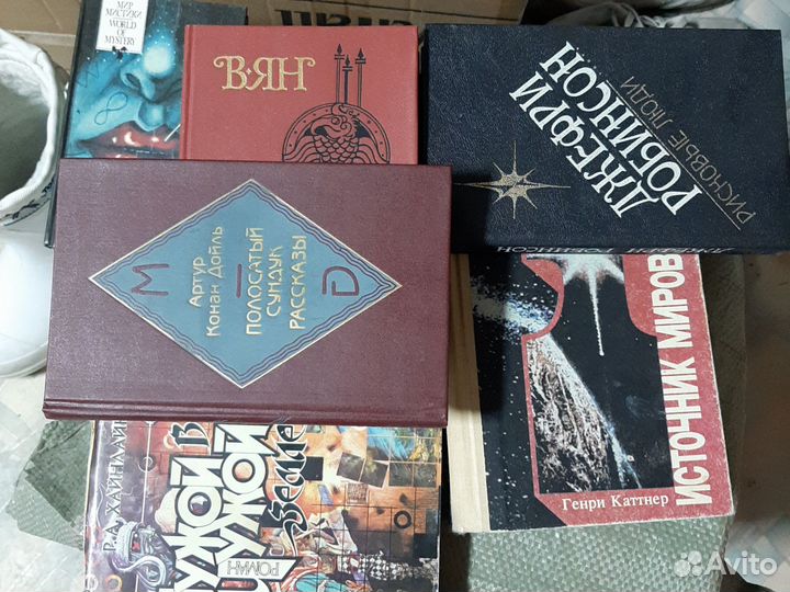 Книги, много книг, разных авторов