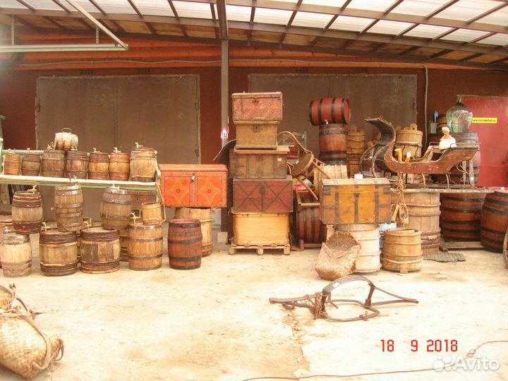 Бочка дубовая, старинный ушат водонос с хлудом и