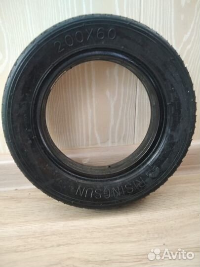 Литая бескамерная покрышка 200х60