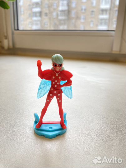 Игрушки из коллекции Леди Баг из Киндера