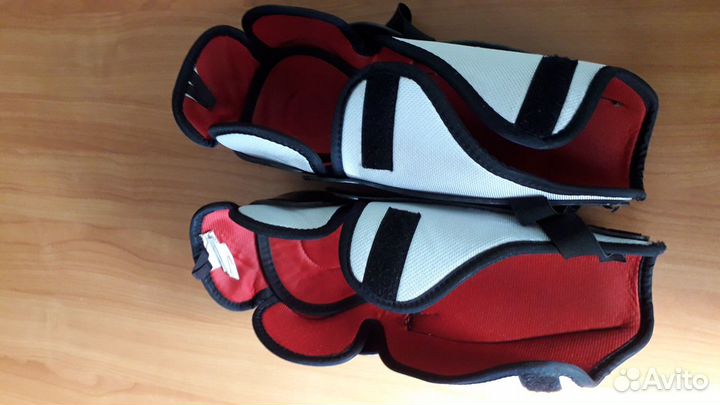 Хоккейный нагрудник и наколенники