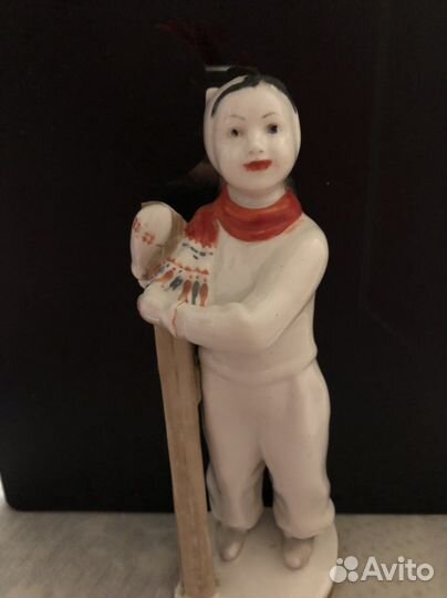 Статуэтка «Девочка с лыжами»