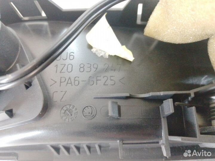 Ручка двери задней внутренняя левая Skoda Octavia