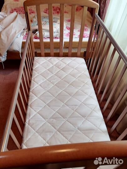 Детская кроватка с маятником и ящиком