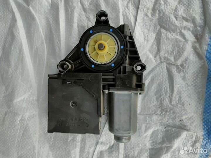 Моторчик передний левый Skoda Octavia A5