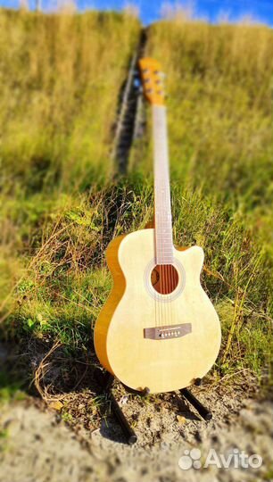Гитара натурального цвета