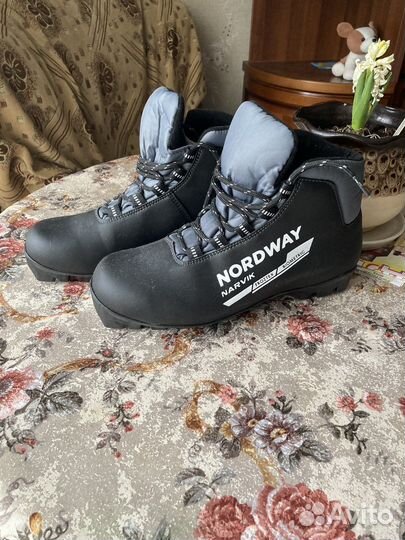 Коньки 35р, 2000. Лыжные ботинки41р. 2000