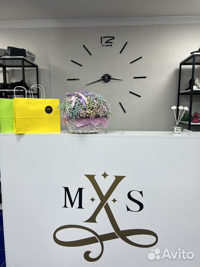 Сдаются в аренду рейлы и полки в шоуруме