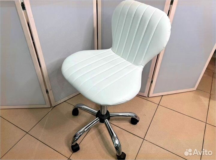 Стул мастера на колесиках