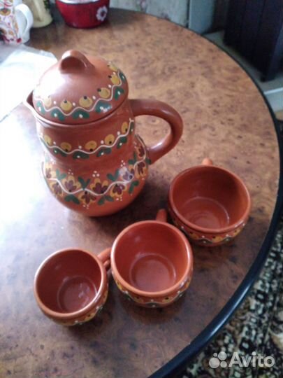 Глиняный набор из кувшина и трех чашек