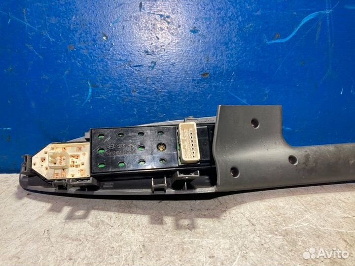 Блок управления стеклоподъемниками Hyundai Tucson