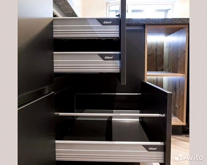 Угловая в потолок кухня на заказ