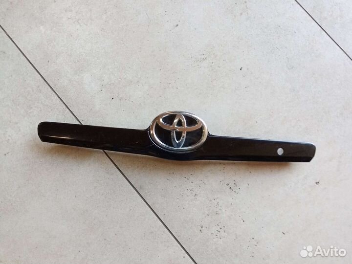 Накладка крышки багажника Toyota Camry 40 06-11 гв