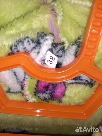 Халат новый примерно на 2-4 года