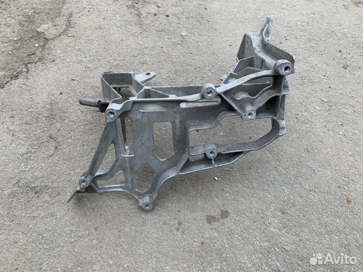 Кронштейн передней панели правый W205