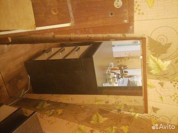 Несколько зеркал и стеклянные полки бу