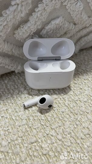 Правый наушник AirPods 3