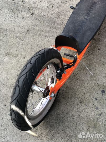 Самокат,проктичный,удобный в отличном состоянии