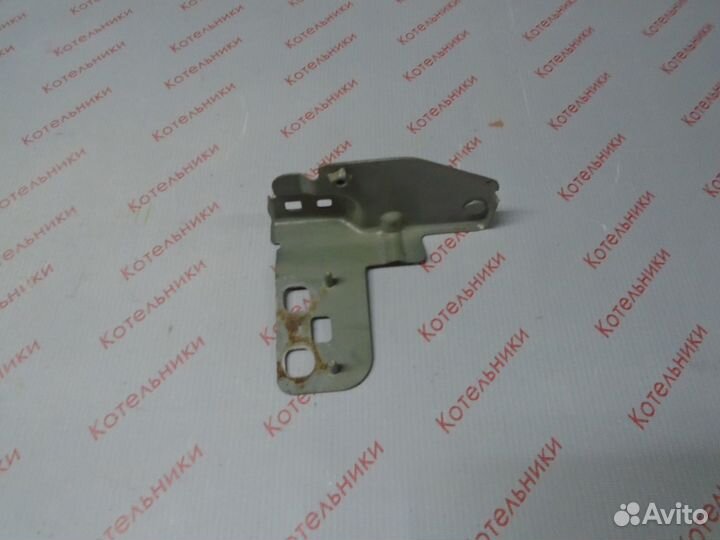 Nissan 62292-AU010 Кронштейн правый