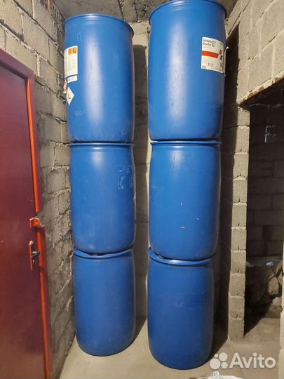 22 литровые бутылки. 227 литровые бочки