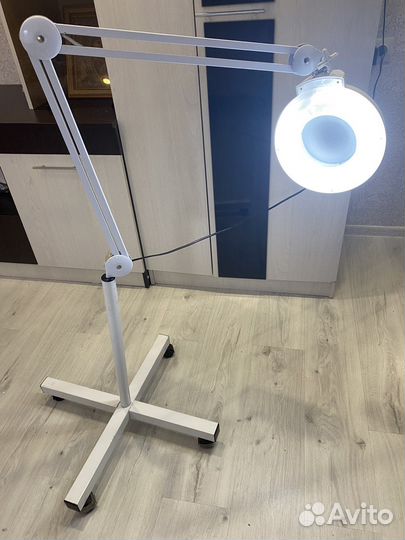 Кольцевая лампа с лупой