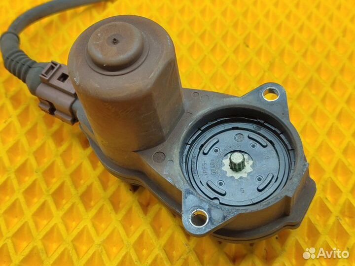 Моторчик ручника задний левый Audi A5 8T 3.2 cala