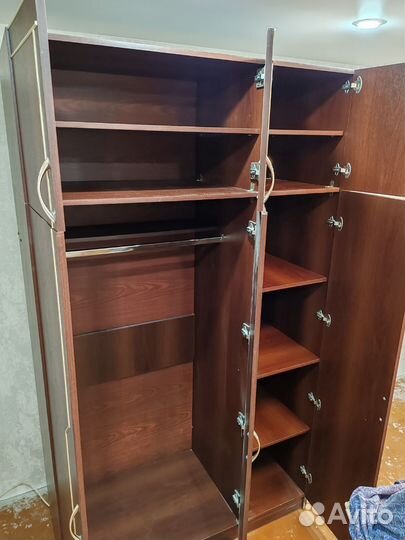 Шкаф распашной бу с полками