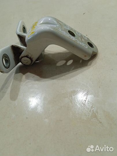 Петля двери(передняя правая верхняя)