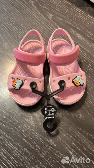 На доставке. Босоножки для девочки crocs c5
