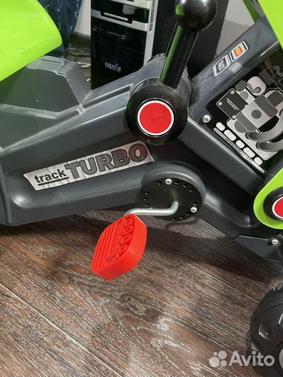 Детский трактор с педалями