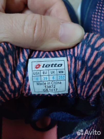 Кроссовки женские