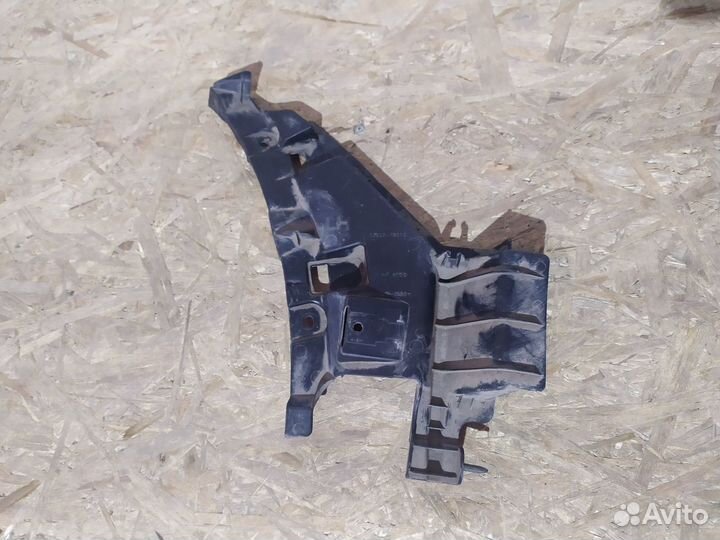 Кронштейн бампера Lexus NX 5282278010