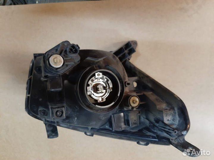 Фара передняя левая на RAV4