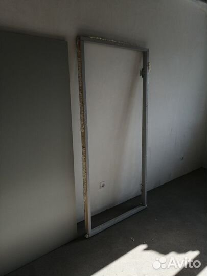 Дверь деревянная 960 с коробкой замком наличниками