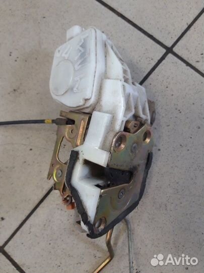 Замок дверной передний левый Mitsubishi Lancer 9